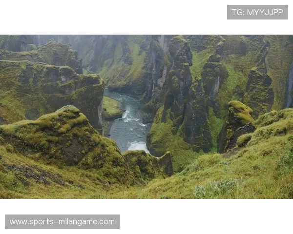 “山谷追逐：峡谷中的极速激战”，山谷峡谷河谷